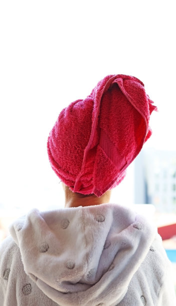 穿着长袍，头发上裹着毛巾的少年往阳台上偷看图片下载