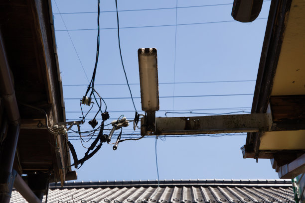 时尚的街灯在一个复古的城市景观图片下载