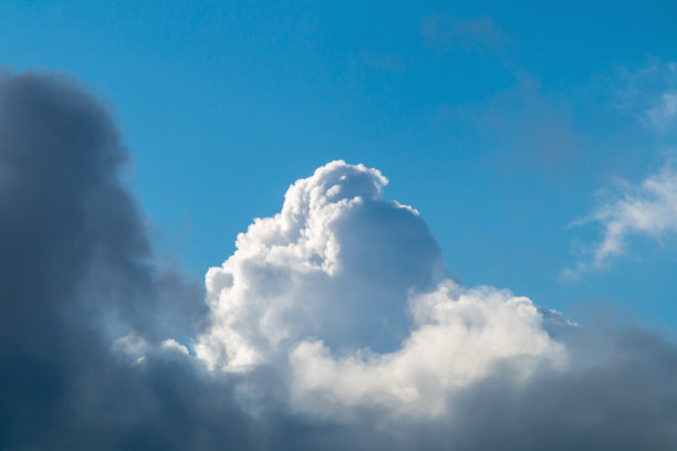 在不同的时刻，光线，一天的时间，各种各样的云的惊人的照片。创建大气的拼贴画，喜欢背景，屏幕保护程序，桌面壁纸，添加各种题词，明信片图片下载