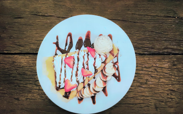 一盘甜点的照片，上面有冰淇淋和草莓。图片下载