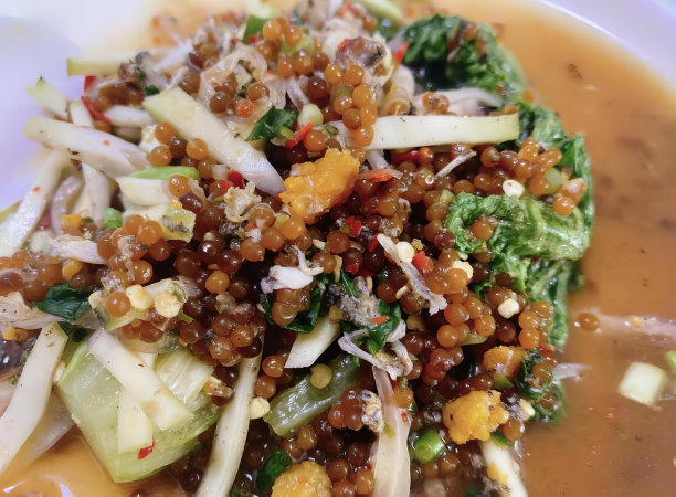 一盘食物的照片，西兰花和其他蔬菜，清汤，蔬菜和坚果放在桌子上的盘子上。图片下载