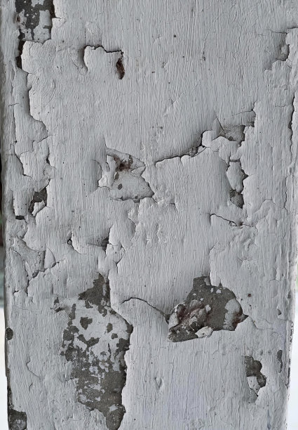 一堵油漆剥落的白色墙壁，一扇油漆剥落的挂锁门和一个白色的门把手的照片。图片下载