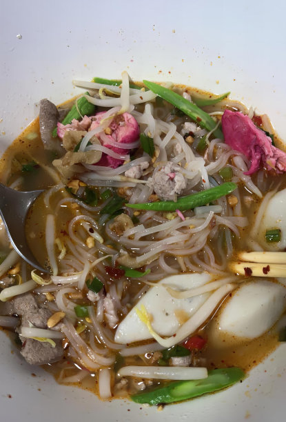 一碗有筷子和勺子的食物，一碗有面条、肉和蔬菜的汤的照片。图片下载