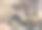 一张照片上三只猫鼬正坐在椅子上，猫鼬正坐在椅子上的沙滩上。图片下载