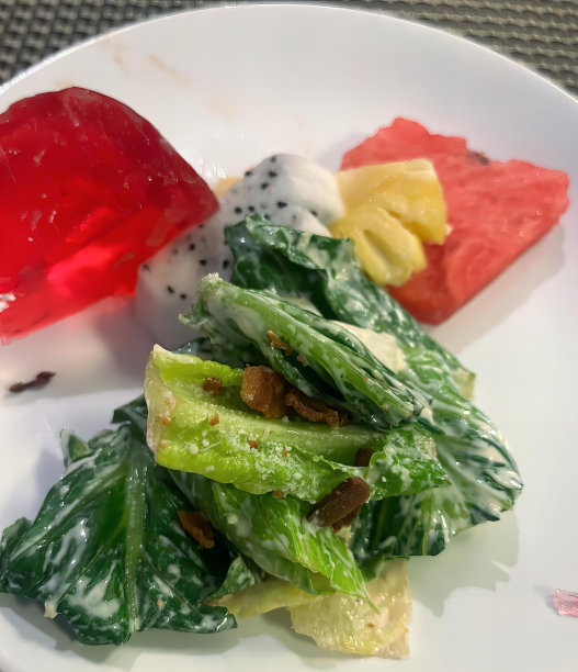 一盘食物、沙拉和水果的照片，一盘食物、沙拉和水果放在桌子上。图片下载