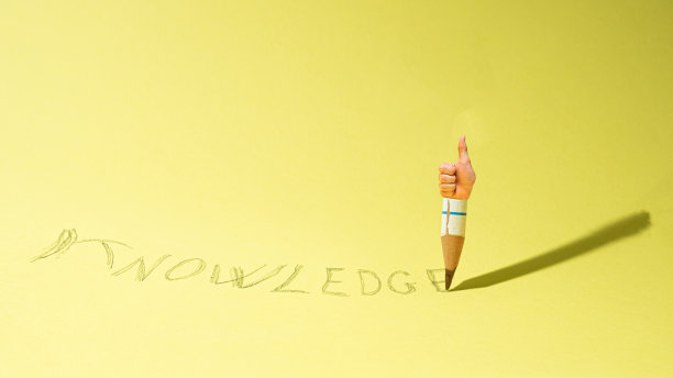 超现实的抽象交流场景，一支旧木铅笔从那里伸出一只手，做一个ok的手势，象征着认可。铅笔下面的黄色背景上写着知识。图片下载