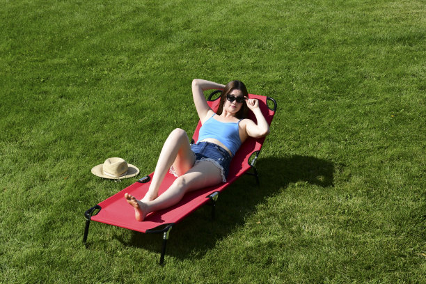 手持机器人的年轻女子图片下载