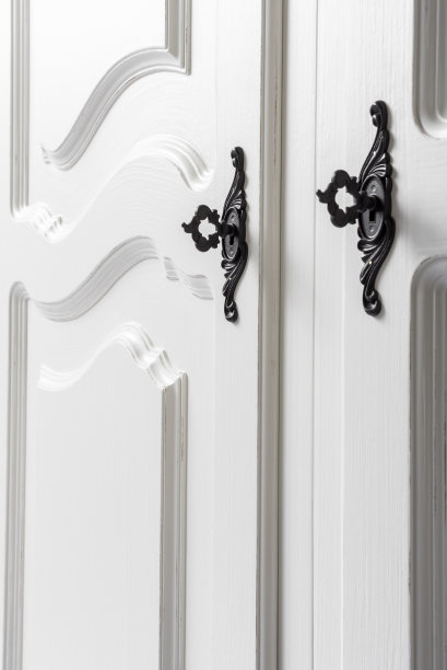 带金属把手的彩绘木柜门图片下载