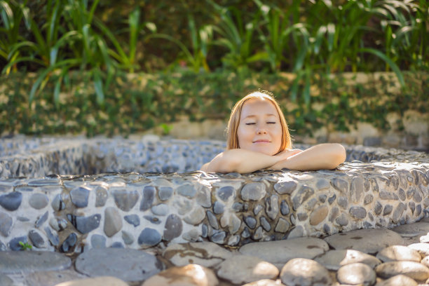 女性在室外圆形芳香草药浴、有机护肤、豪华水疗酒店、生活方式照片中放松身心图片下载