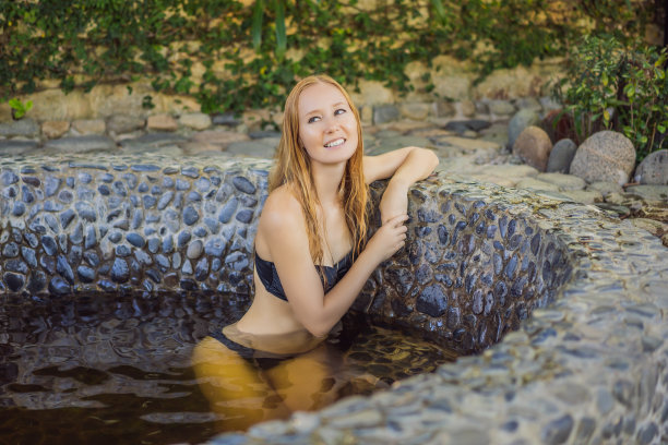 女性在室外圆形芳香草药浴、有机护肤、豪华水疗酒店、生活方式照片中放松身心图片下载