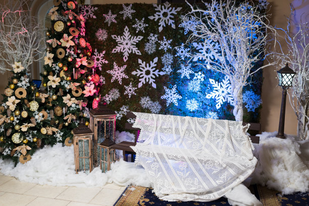 新年的装饰和照片区的装饰，一个灯为蜡烛，圣诞玩具和雪花和一棵圣诞树图片下载