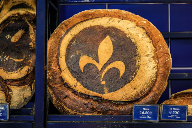 在法国芒通的一家面包店里，新鲜出炉的法式乡村levain酸面包图片下载