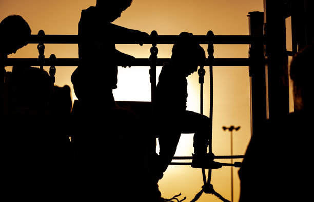 难以辨认的孩子们在游乐园的平衡跑道上玩走钢丝。图片下载