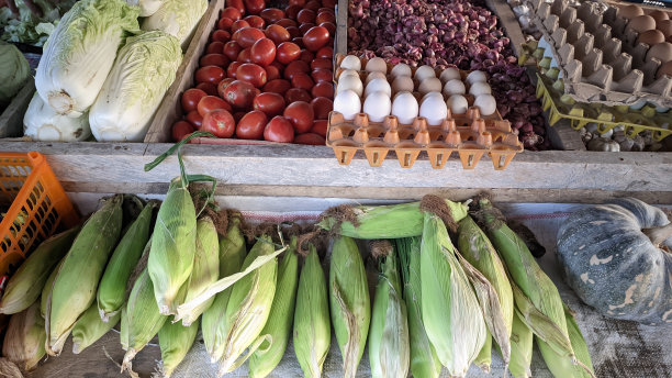 市场上出售各种各样的蔬菜、块茎和鸡蛋图片下载