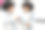 两个可爱的双胞胎玩着平板电脑和耳机的照片图片下载