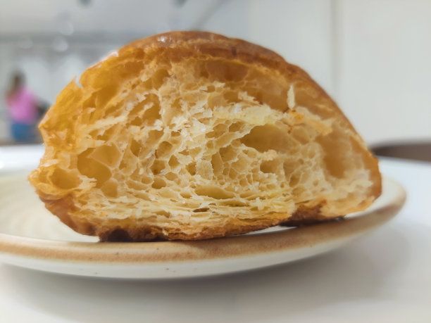 咖啡馆里的牛角面包——库存照片图片下载