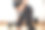 女运动员在健身工作室做壶铃按压练习-库存照片图片下载