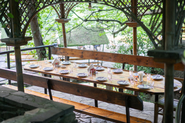 树下餐桌图片下载