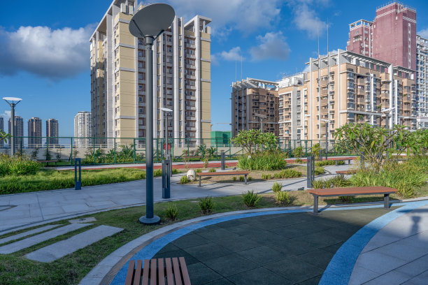 城市住宅区的空旷运动场图片下载