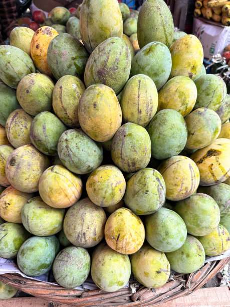 新鲜农产品市场展示的全画幅图像，大舍里芒果堆放在柳条筐里，重点放在前景图片下载