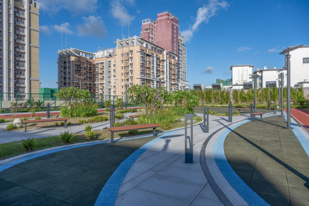 城市住宅区的空旷运动场图片下载