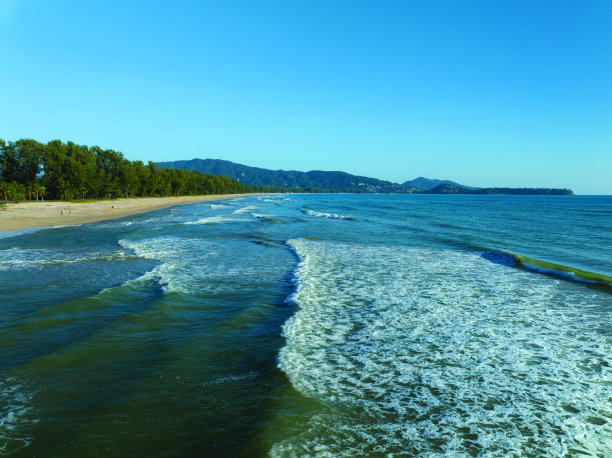 海面鸟瞰图，鸟瞰蓝色波浪和水面纹理的照片，蓝天背景，美丽的自然海洋，令人惊叹的海浪背景图片下载