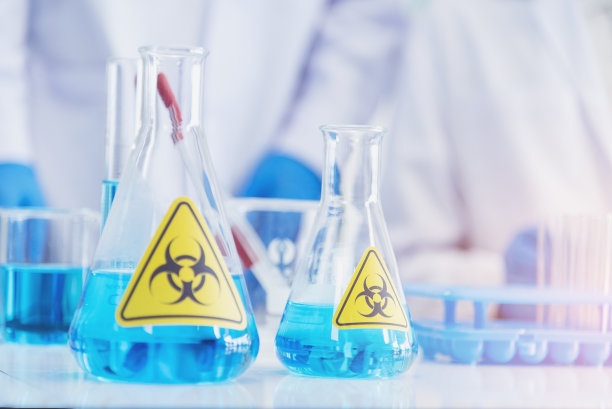 实验室科学中心玻璃墙上的生物危害疾病警报冠状病毒爆发标志。有危险警告标志的医疗诊所。医疗保健概念。图片下载