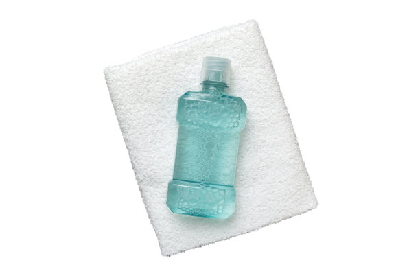 漱口水和其他口腔卫生用品被隔离在白色背景上，顶部有拷贝空间。平的。口腔卫生。口腔护理产品和空间的文字在浅色背景。概念图片下载