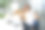 商务人士一边拿着文件和笔记本电脑坐在办公室里，一边用电风扇给自己吹气。图片下载