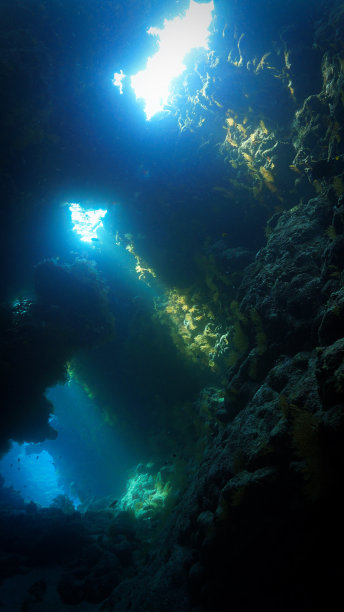 水下照片：洞穴和隧道中的阳光图片下载