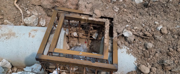 墙上有一扇破窗户的照片，墙上有碎玻璃，墙上的地上有一箱碎玻璃和金属。图片下载