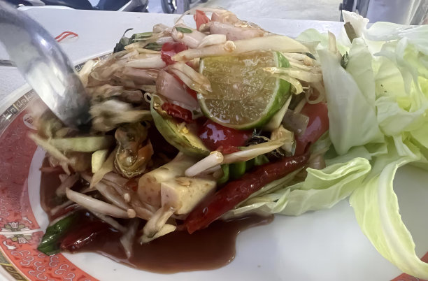 一盘食物和叉子的照片，一盘食物和叉子，上面有沙拉。图片下载