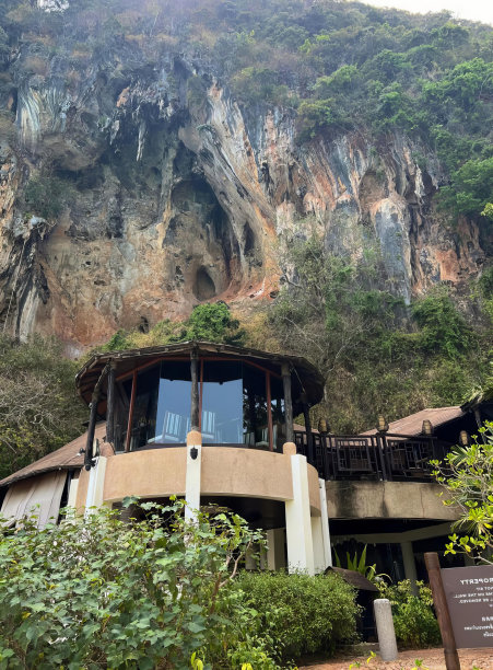 这是一幅以山为背景的建筑的照片，是一间俯瞰悬崖的餐馆。图片下载