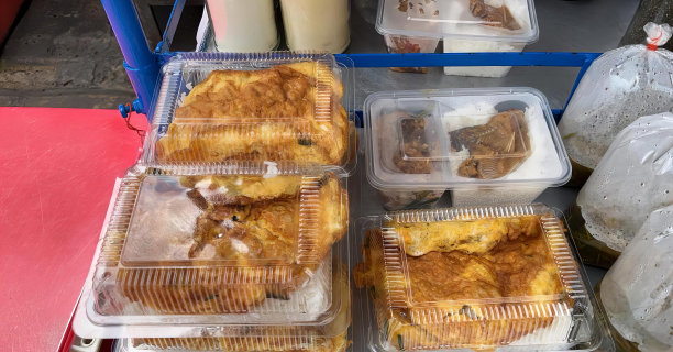 一张桌子的照片，桌子上有各种各样的食物，玉米面包和其他糕点。图片下载