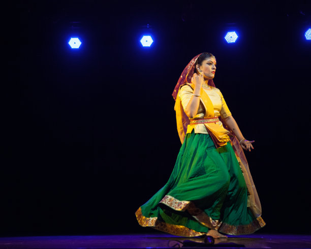 卡塔克舞者的姿势图片下载