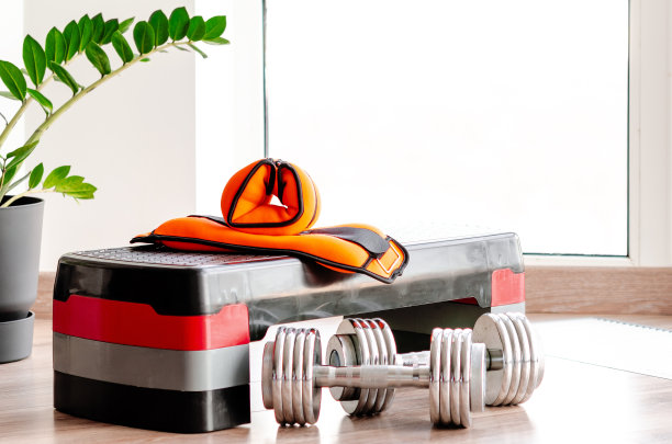 体育的概念。运动设备。一套健身器材图片下载