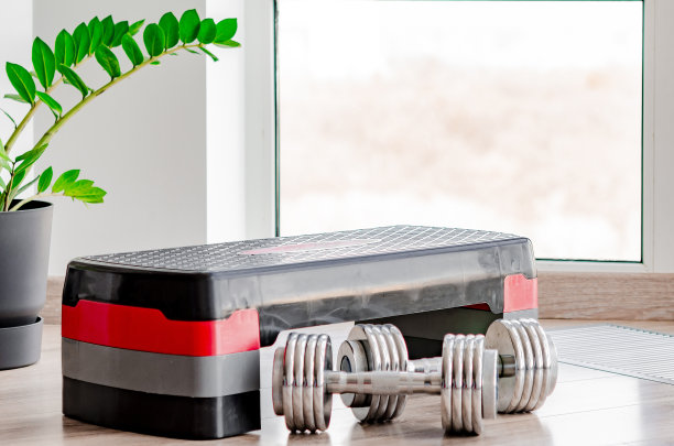 体育的概念。运动设备。一套健身器材图片下载