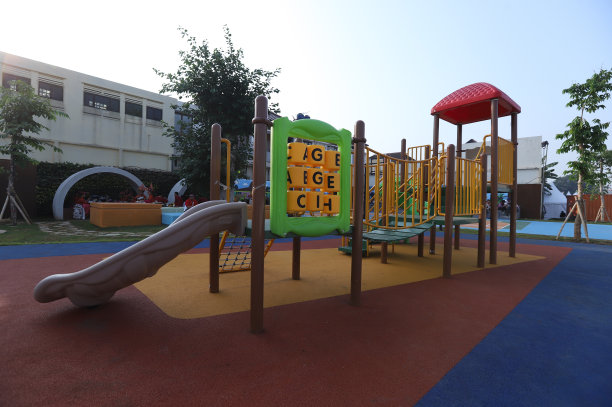 户外五颜六色的儿童游乐场为背景图片下载