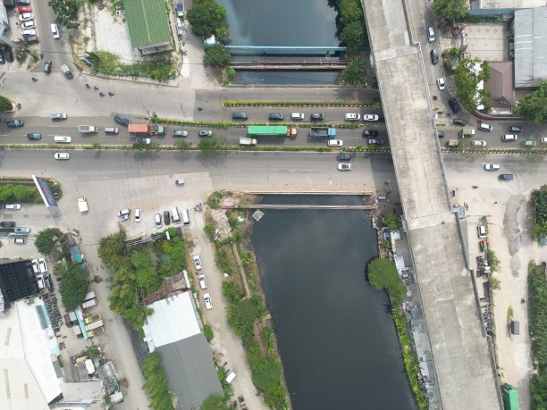 从上面可以看到雅加达的城市氛围，可以看到河流和街道活动图片下载