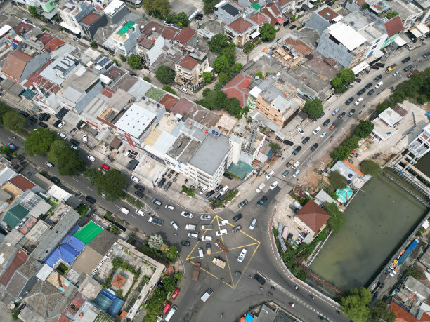 从上面可以看到雅加达的城市氛围，可以看到河流和街道活动图片下载