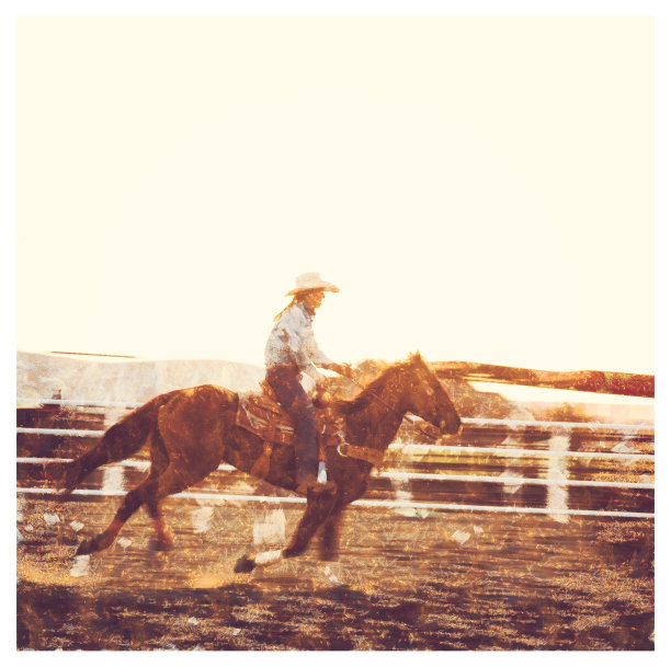 年轻的女牛仔在牛仔竞技场上骑马-数码照片处理图片下载