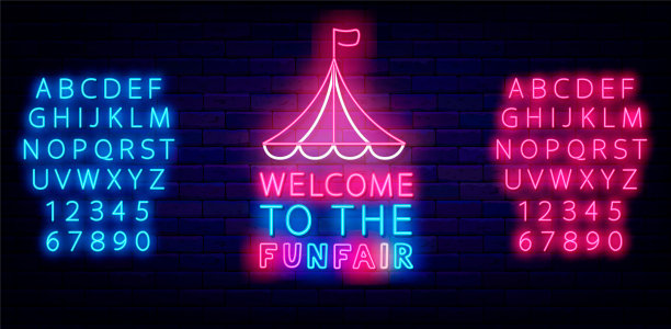 欢迎来到游乐场的霓虹灯标签。砖墙上有彩色文字的大顶帐篷。马戏团的迹象。矢量股票插图图片下载