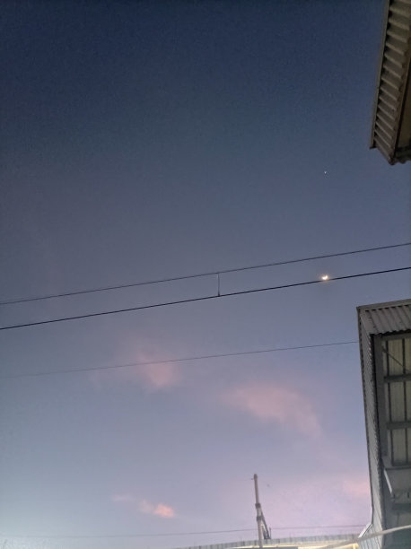 电缆上的月亮滑梯图片下载