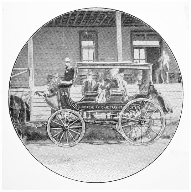 黄石公园古色古香的旅游照片:旅游大巴图片下载