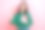 照片正面可爱的女士穿绿色衬衫，显示奥基抱着小房子孤立的粉红色背景图片下载
