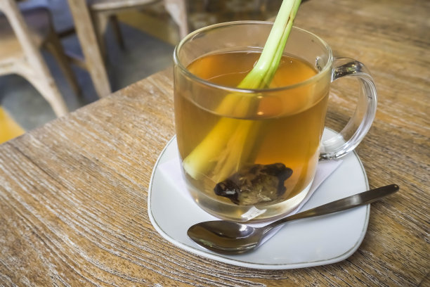 Wedhang Jahe Serai玻璃杯或热柠檬草姜饮料是一种来自印度尼西亚爪哇的传统饮料，饮料的功能是草药或克服身体发冷。特写照片。图片下载