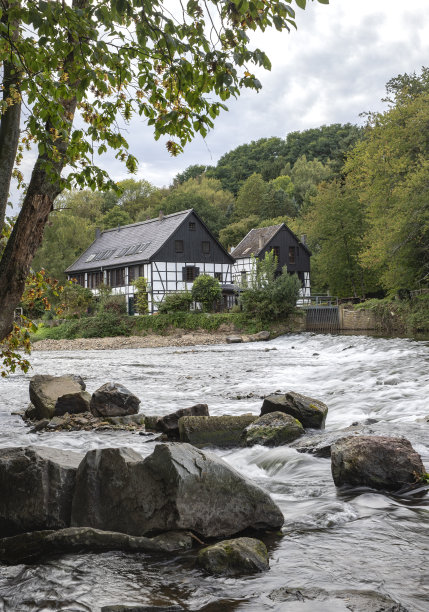 德国的河流和石头风景照片图片下载