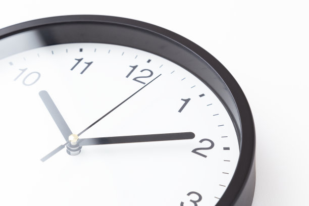 白底挂钟。图片下载