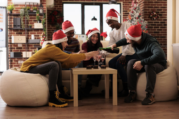 工人倒酒，庆祝圣诞节图片下载