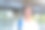 小男孩戴着耳机听音乐，看着相机的照片。图片下载
